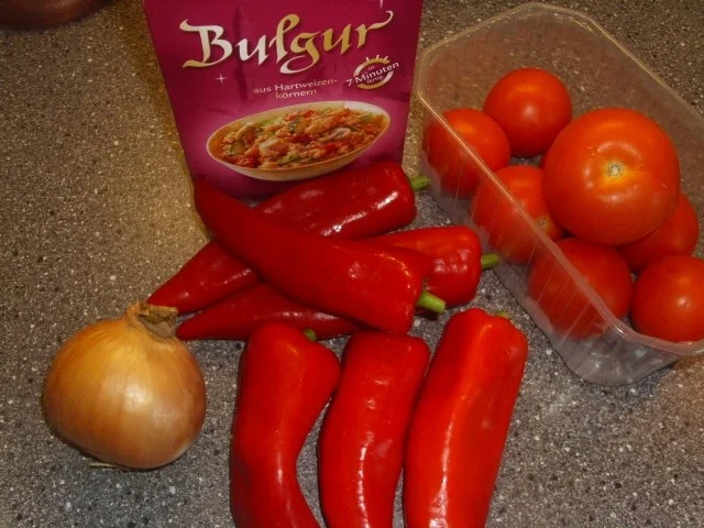 Spitzpaprika gefüllt mit Bulgur in Tomatensoße - Rezept - Bild Nr. 2