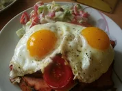 Leberkäse mit Tomaten Käse und Ei - Rezept