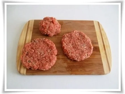 Saftiges Hacksteak mit Ananasscheibe bedeckt - Rezept - Bild Nr. 12