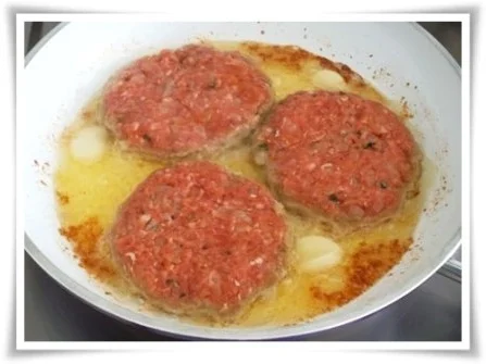 Saftiges Hacksteak mit Ananasscheibe bedeckt - Rezept - Bild Nr. 14