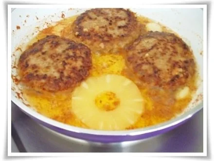 Saftiges Hacksteak mit Ananasscheibe bedeckt - Rezept - Bild Nr. 16