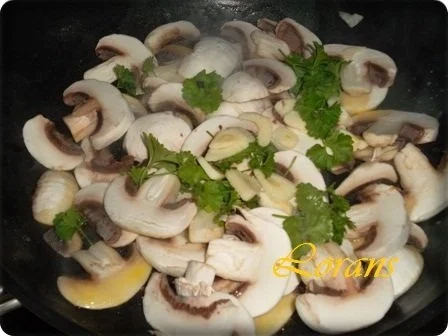 Champignons-Reis mit Cocktailtomaten auf Bärlauchblätter - Rezept - Bild Nr. 10