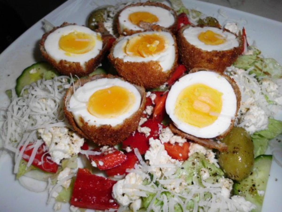 Mediterraner Salat, dazu panierte Eier - Rezept
