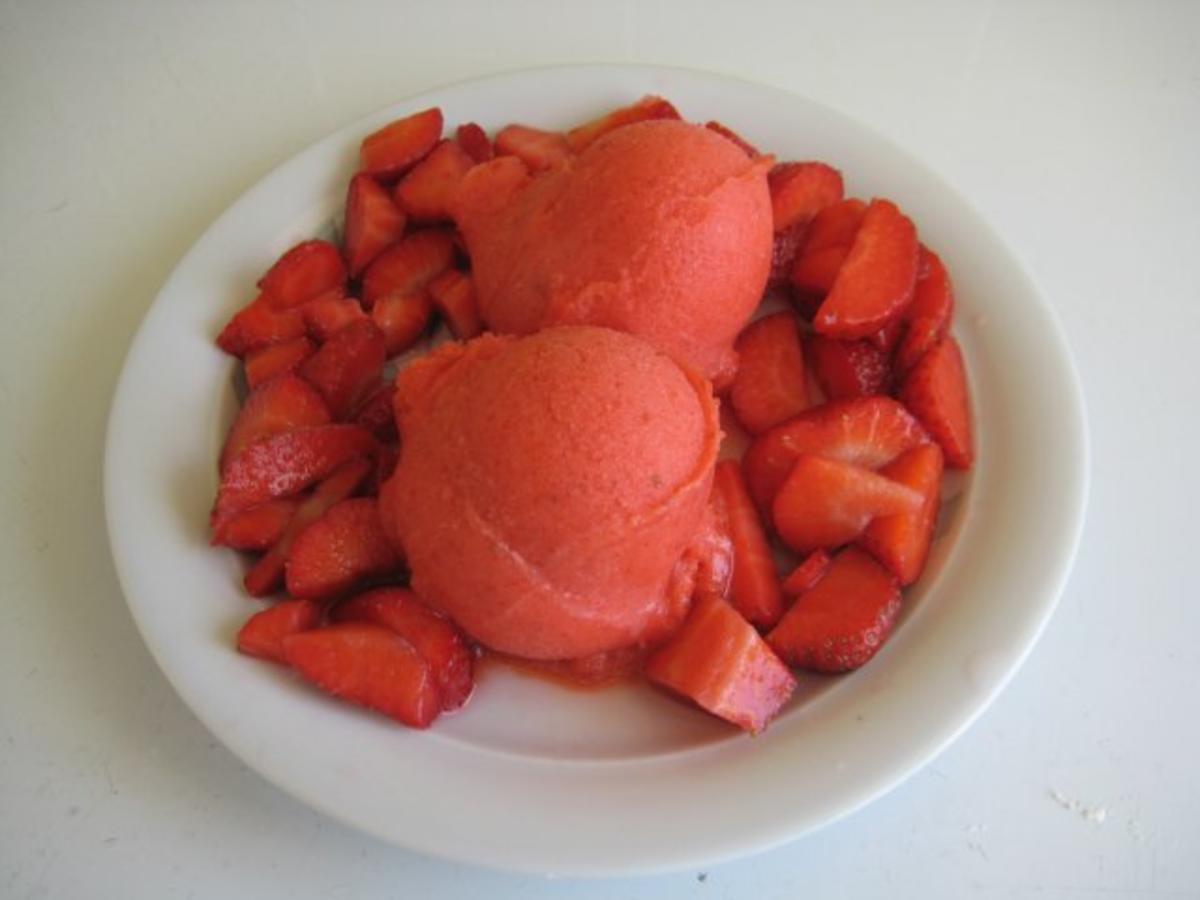 Bilder für Erdbeer-Sorbet mit Erdbeersalat - Rezept