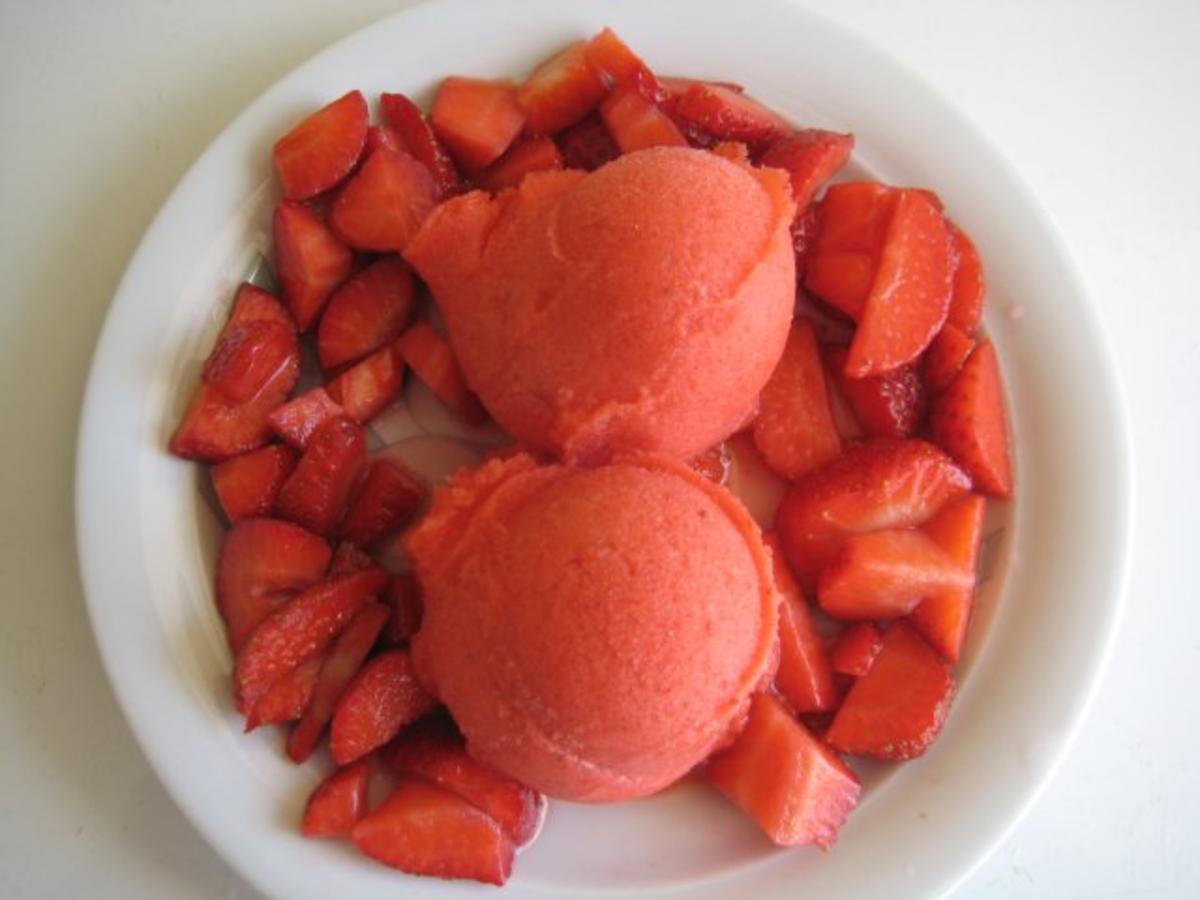 Erdbeer-Sorbet mit Erdbeersalat - Rezept - Bild Nr. 2
