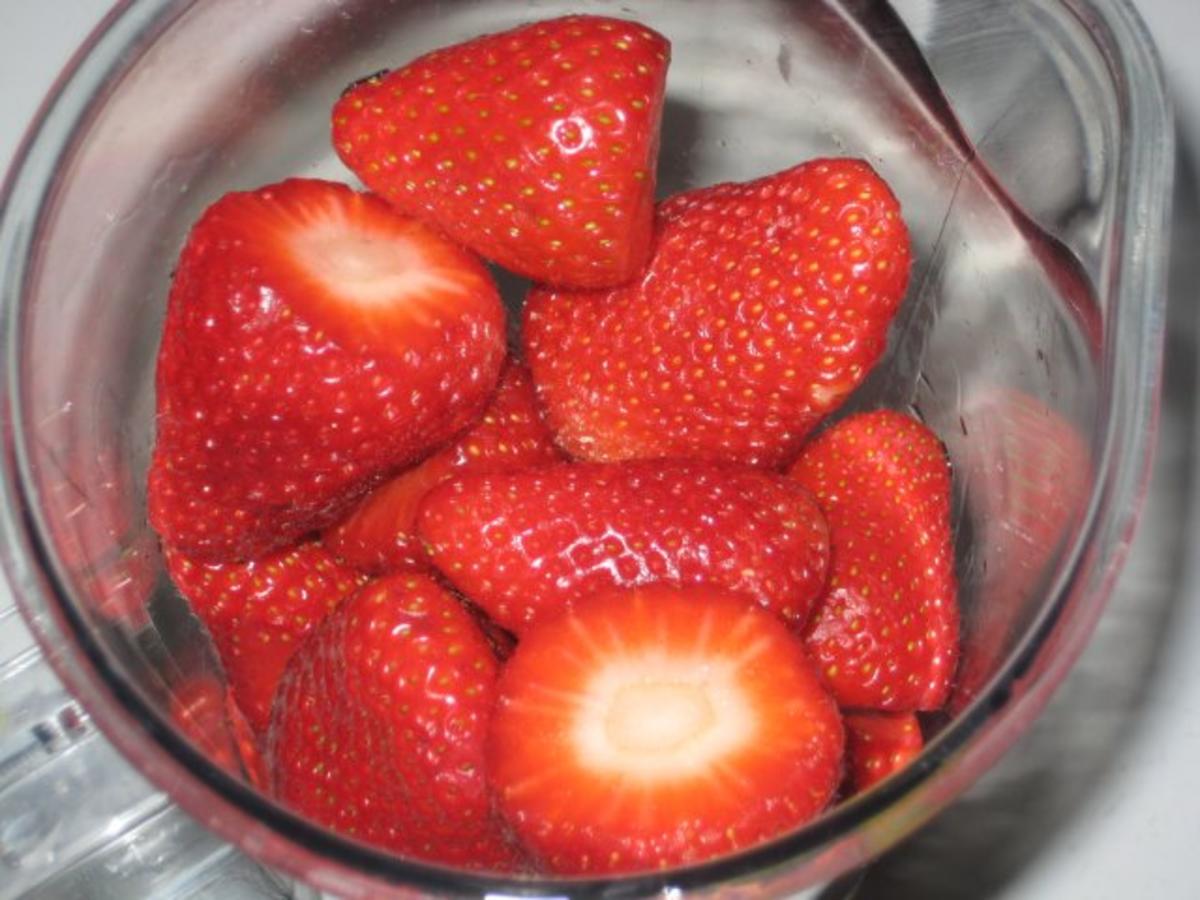Erdbeer-Sorbet mit Erdbeersalat - Rezept - Bild Nr. 4