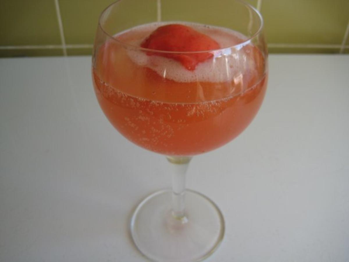 Erdbeer-Sorbet badet in Prosecco - Rezept