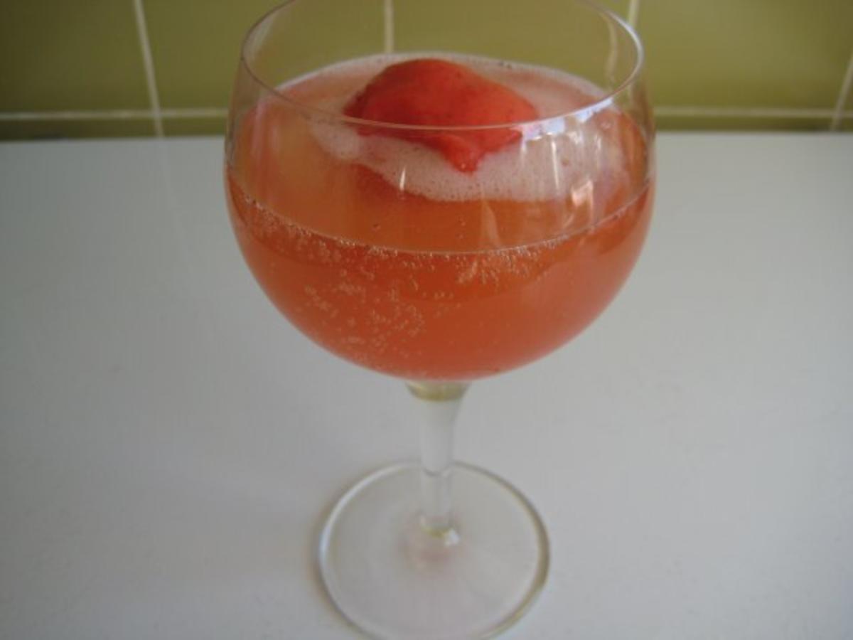 Erdbeer-Sorbet badet in Prosecco - Rezept - kochbar.de