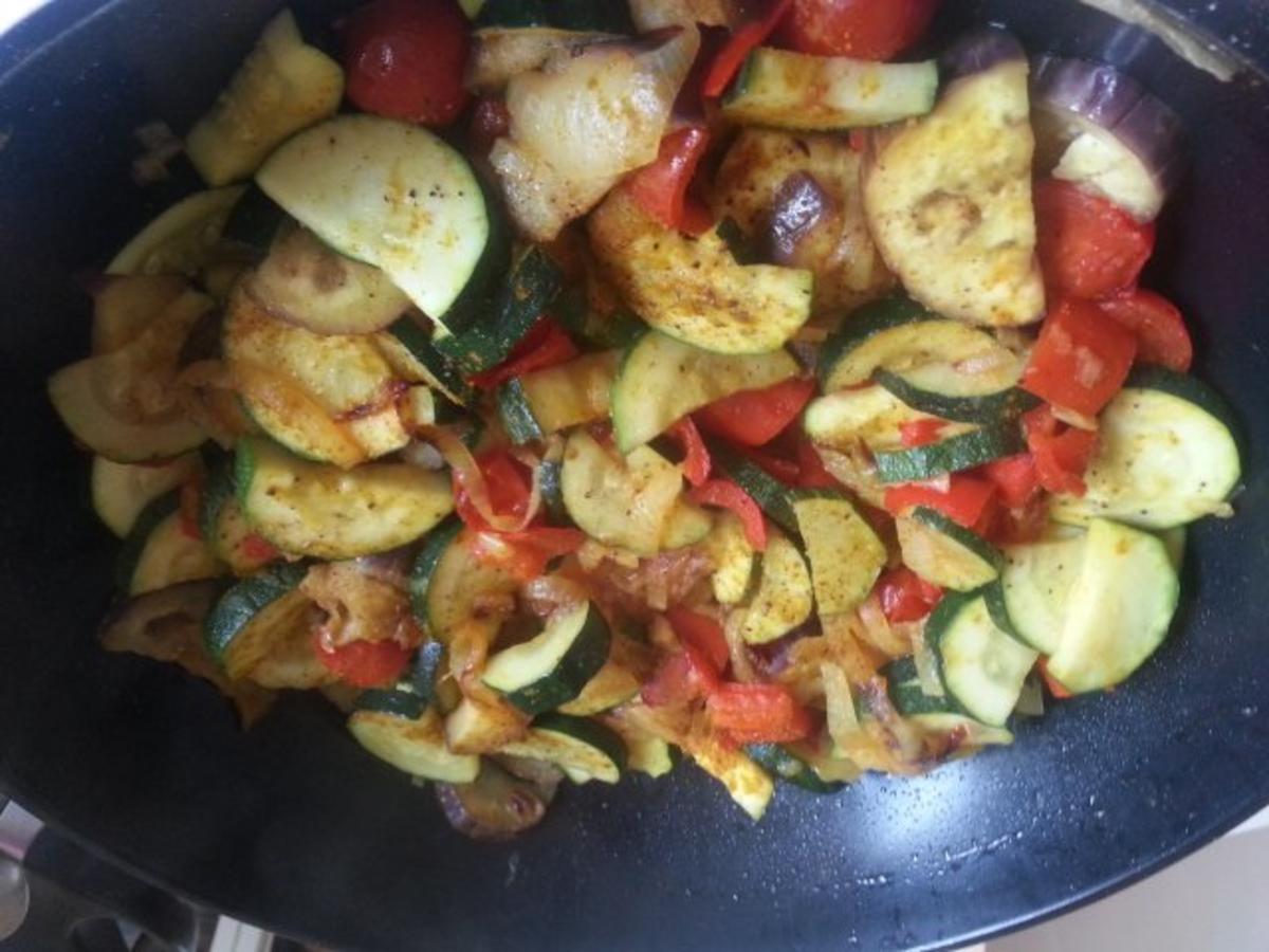 Mediteranes Gemüse aus dem Wok mit Salzkartoffeln für Veganer - Rezept