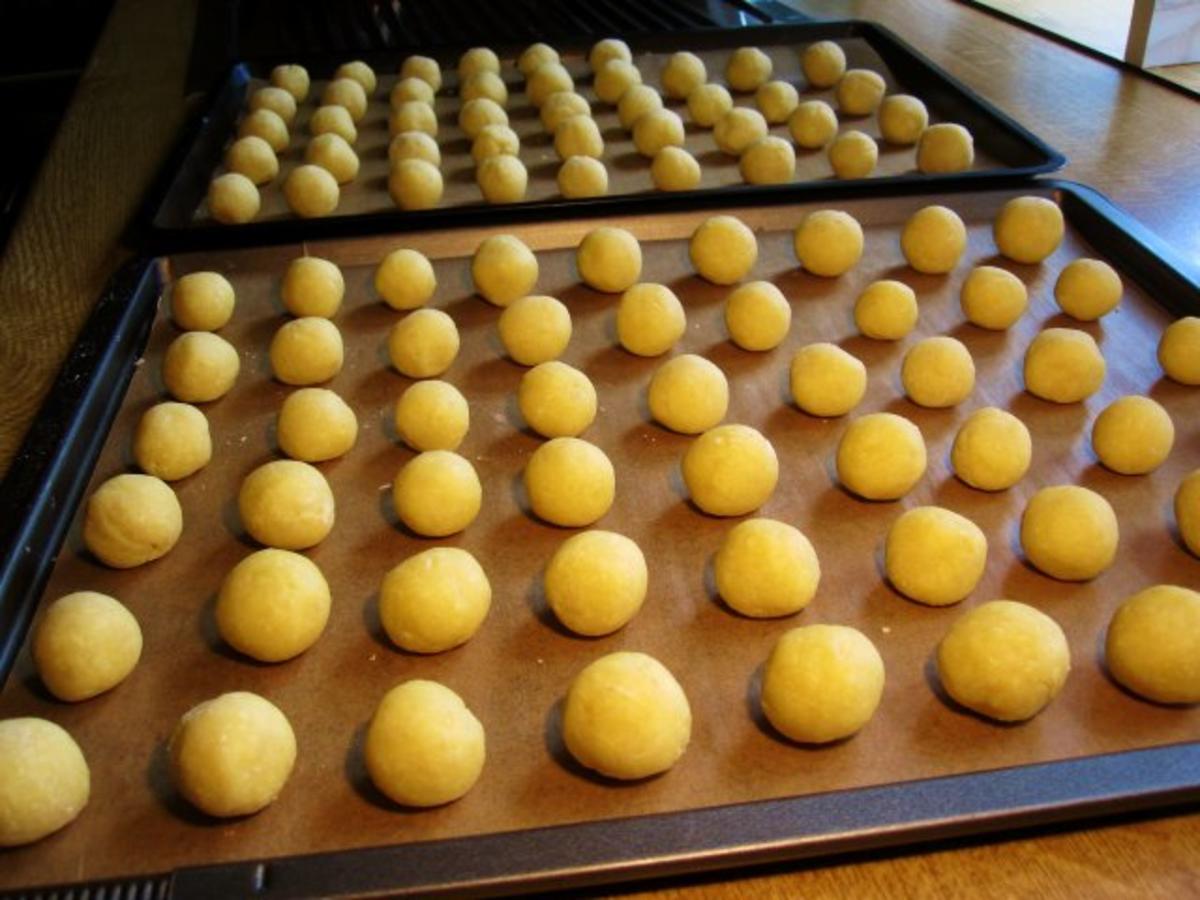Butterkugeln mit Kokosflocken und Mandeln - Rezept für 96 Stück ... - Rezept - Bild Nr. 3