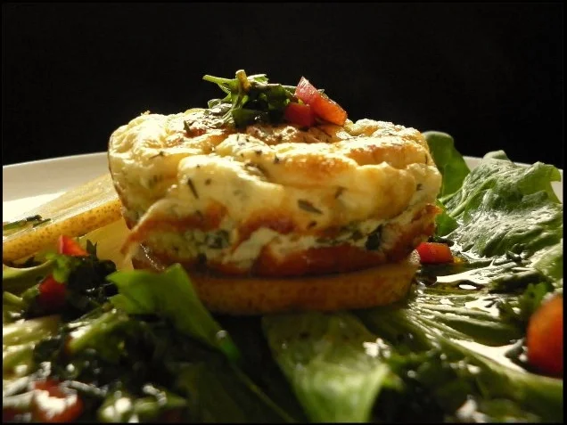 Ziegenkäse-Törtchen mit Birne und Kräuter-Vinaigrette - Rezept