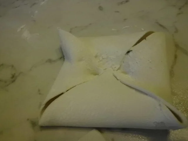 Rezept: Chili-Knoblauch Creme auf Blätterteig Bild Nr. 2 Chili-Knoblauch Creme auf Blätterteig - Rezept - Bild Nr. 2