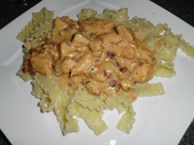 Hähnchenbrustfilet in Käse-Schinken-Basilikum Sauce, dazu Nudeln - Rezept