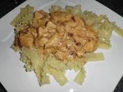 Hähnchenbrustfilet in Käse-Schinken-Basilikum Sauce, dazu Nudeln - Rezept