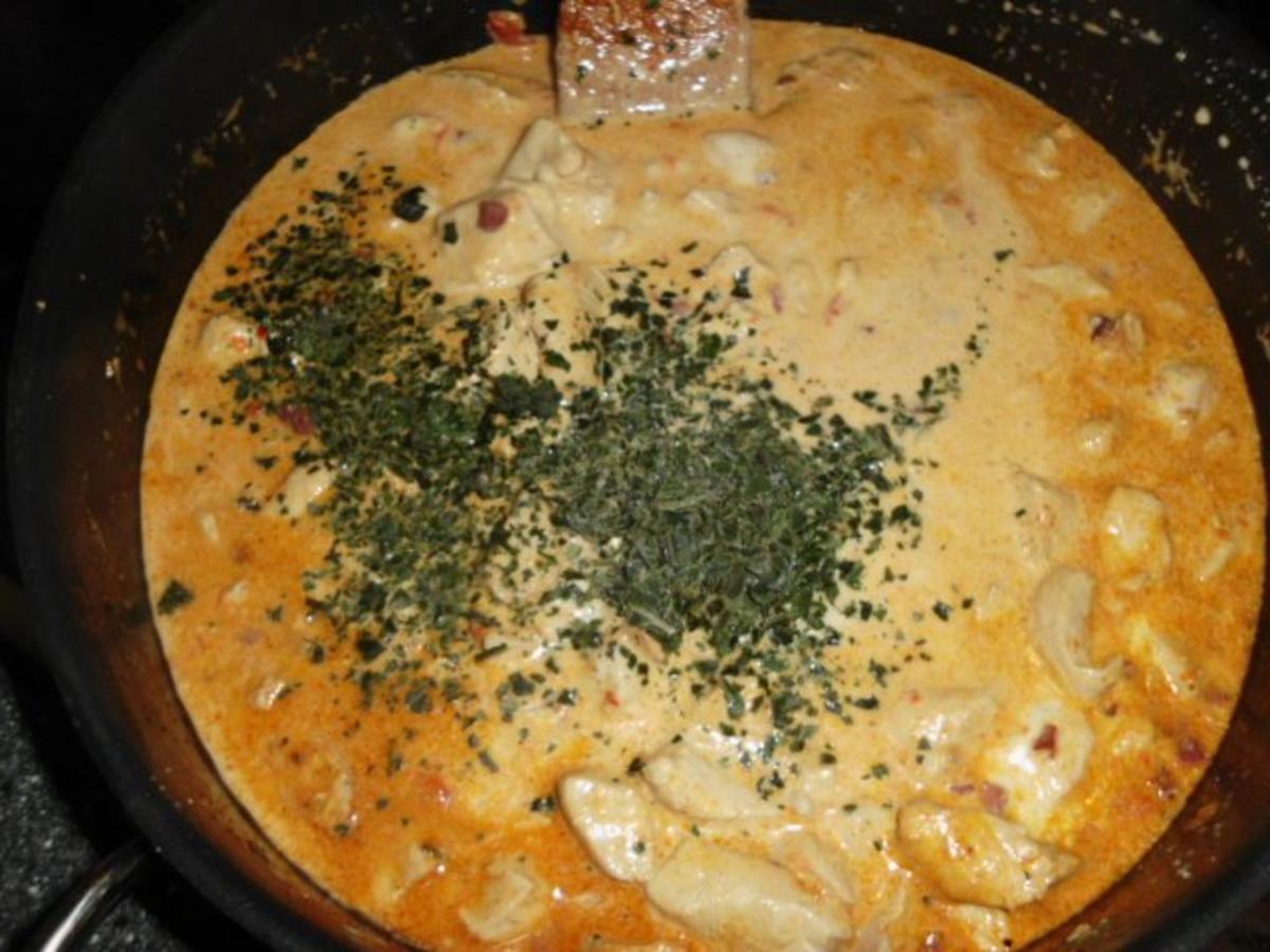 Hähnchenbrustfilet in Käse-Schinken-Basilikum Sauce, dazu Nudeln - Rezept - Bild Nr. 5