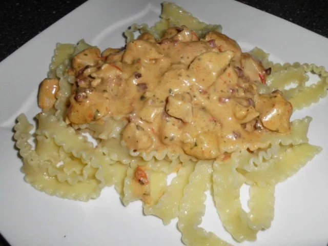 Hähnchenbrustfilet in Käse-Schinken-Basilikum Sauce, dazu Nudeln - Rezept - Bild Nr. 6