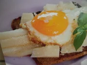 Gebratener Spargel mit Pamesan und Spiegelei auf Toast - Rezept