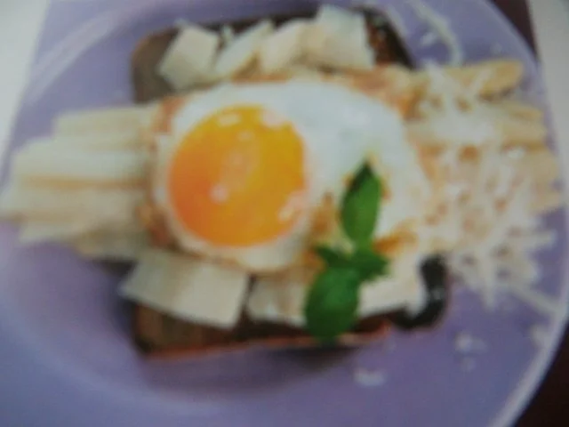 Gebratener Spargel mit Pamesan und Spiegelei auf Toast - Rezept - Bild Nr. 2