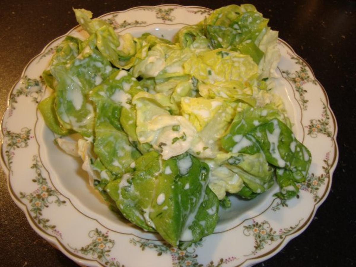 Kopfsalat mit Joghurt-Kräuter-Dressing - Rezept