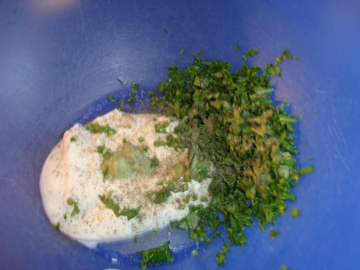 Kopfsalat mit Joghurt-Kräuter-Dressing - Rezept - Bild Nr. 5