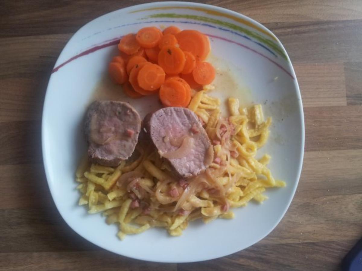 Schweinefilet mit Speck - Zwiebelsauce Spätzle und Karottengemüse ...
