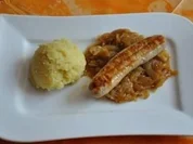Salsiccia mit Kartoffel-Olivenöl-Stampf und Balsamicozwiebeln - Rezept