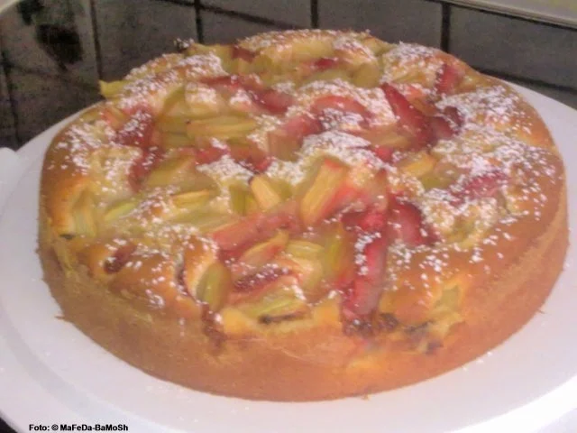 Rezept: Erdbeer-Rhabarber-Joghurtkuchen Bild Nr. 2 Erdbeer-Rhabarber-Joghurtkuchen - Rezept - Bild Nr. 2