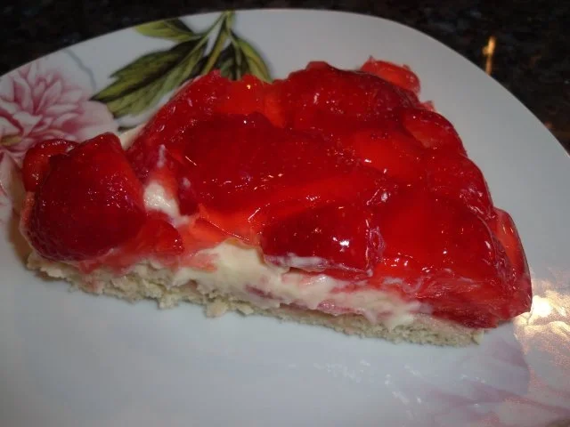 Rezept: Erdbeerkuchen mit saurer Sahne Erdbeerkuchen mit saurer Sahne - Rezept