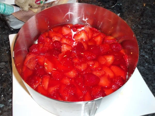 Rezept: Erdbeerkuchen mit saurer Sahne Bild Nr. 2 Erdbeerkuchen mit saurer Sahne - Rezept - Bild Nr. 2