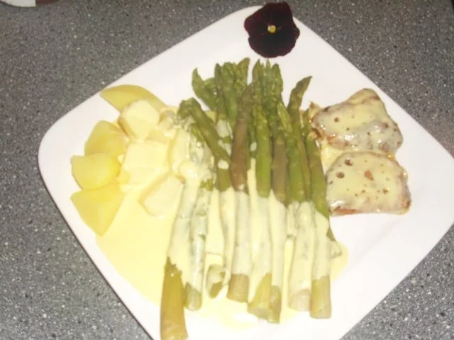 Rezept: Minischnitzel mit Grünem Spargel Minischnitzel mit Grünem Spargel - Rezept