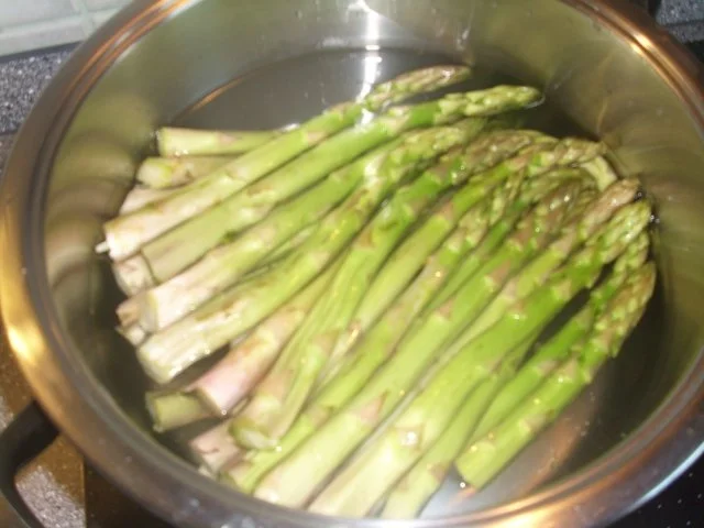 Rezept: Minischnitzel mit Grünem Spargel Bild Nr. 2 Minischnitzel mit Grünem Spargel - Rezept - Bild Nr. 2