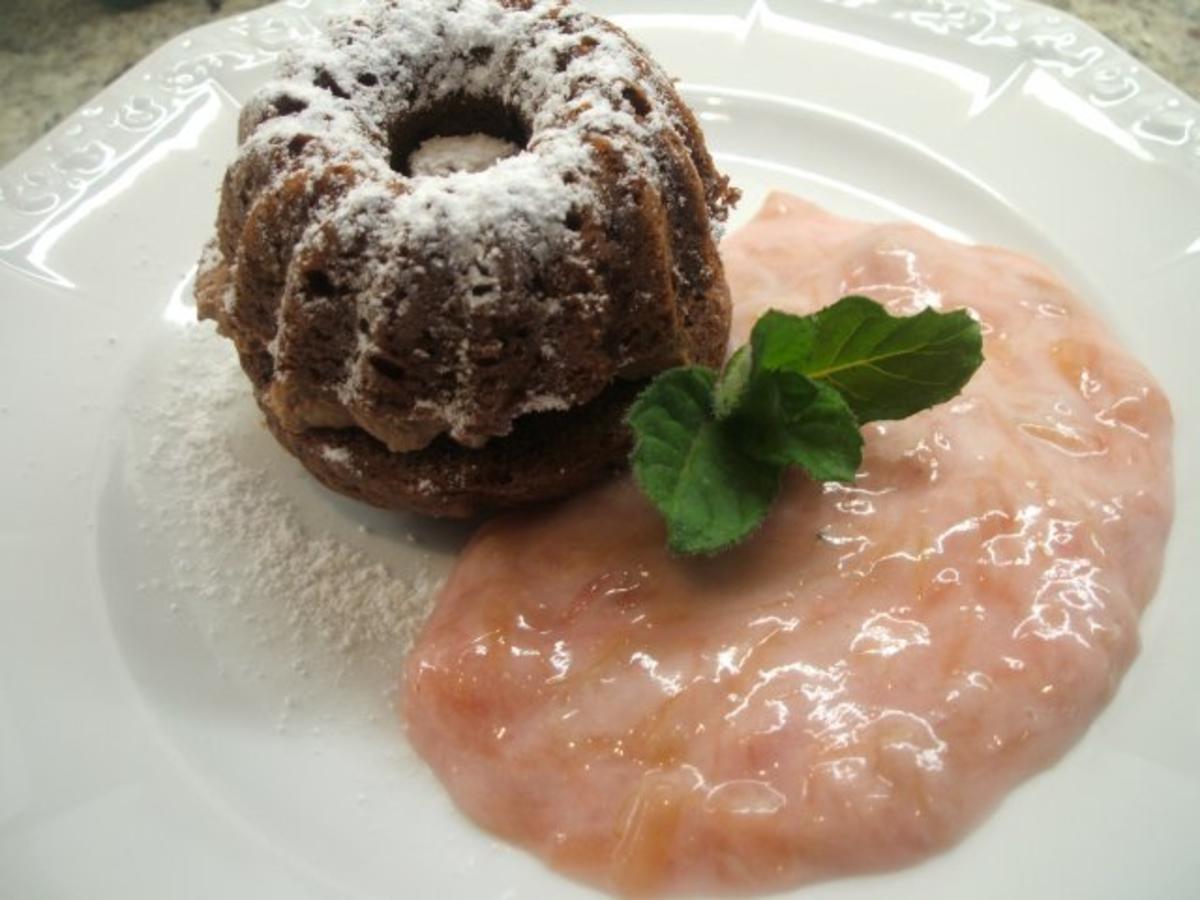 Bilder für Dessert: Schokotörtchen aus Muffin-Teig mit Sahnerhabarber - Rezept