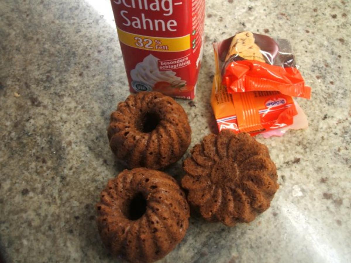 Dessert: Schokotörtchen aus Muffin-Teig mit Sahne-Rhabarber - Rezept - Bild Nr. 3