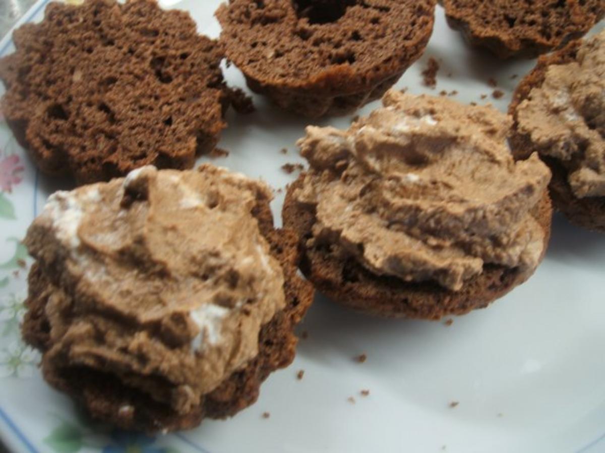 Dessert: Schokotörtchen aus Muffin-Teig mit Sahne-Rhabarber - Rezept - Bild Nr. 6