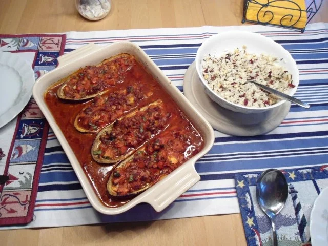 Orientalisch gefüllte Aubergine an fruchtigem Cranberry-Cashew-Wildreis - Rezept