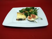 Tarte von Ziegenfrischkäse auf Salatbett mit Feigen-Dattel-Vinaigrette - Rezept