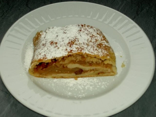 Apfelstrudel aus Topfenteig - Rezept