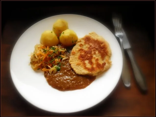 Polnische Soße mit Sauerkraut, Pellkartoffeln und Sellerieschnitzel - Rezept