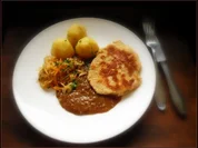 Polnische Soße mit Sauerkraut, Pellkartoffeln und Sellerieschnitzel - Rezept