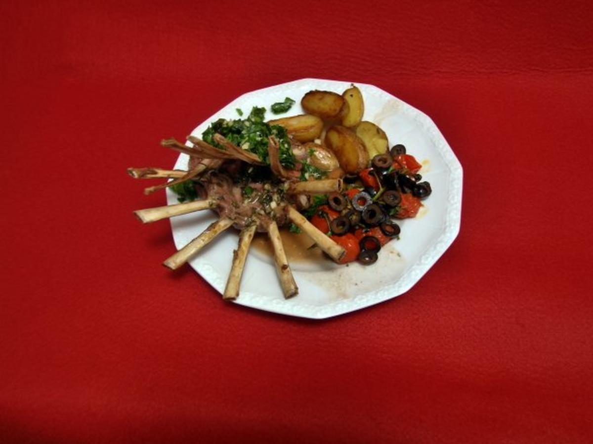 Bilder für Lammkarree mit Gremolata, Tomaten-Olivengemüse und Rosmarinkartoffeln - Rezept