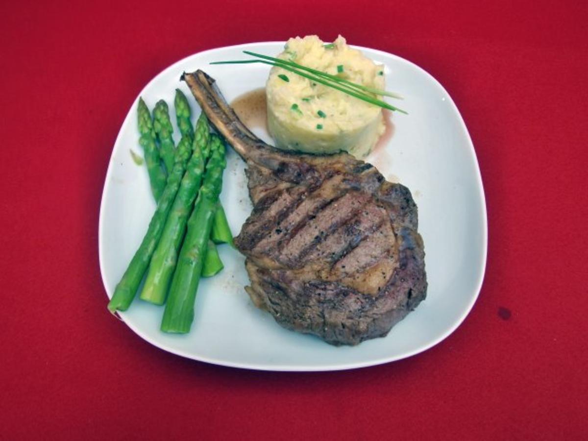 Bilder für Midtown Wolfgangs Steak mit Kartoffel–Sellerie–Püree und grünem Spargel - Rezept