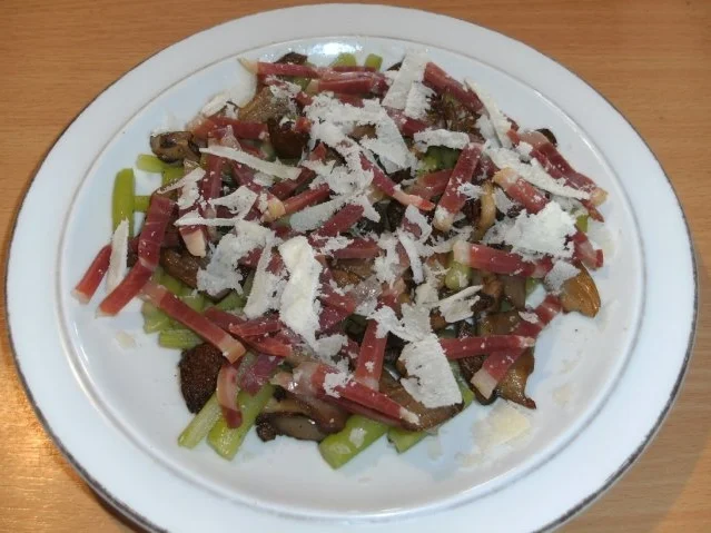 Gemüse: Grüner Spargel mit Austernpilzen und Serano-Schinken - Rezept