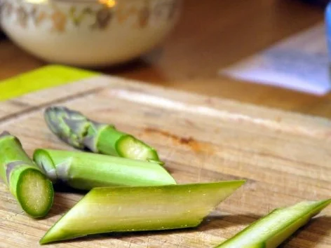 Rezept: Warmer Grüner-Spargel-Salat mit Mohn und Orangendressing Bild Nr. 3 Warmer Grüner-Spargel-Salat mit Mohn und Orangendressing - Rezept - Bild Nr. 3