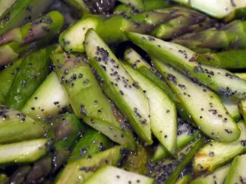 Rezept: Warmer Grüner-Spargel-Salat mit Mohn und Orangendressing Bild Nr. 12 Warmer Grüner-Spargel-Salat mit Mohn und Orangendressing - Rezept - Bild Nr. 12