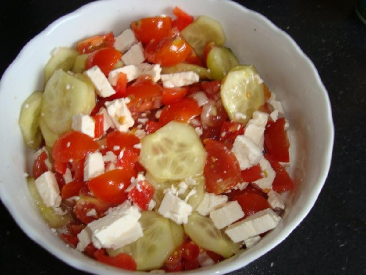Tomaten-Gurken-Salat mit Fetakäse - Rezept
