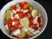 Tomaten-Gurken-Salat mit Fetakäse - Rezept
