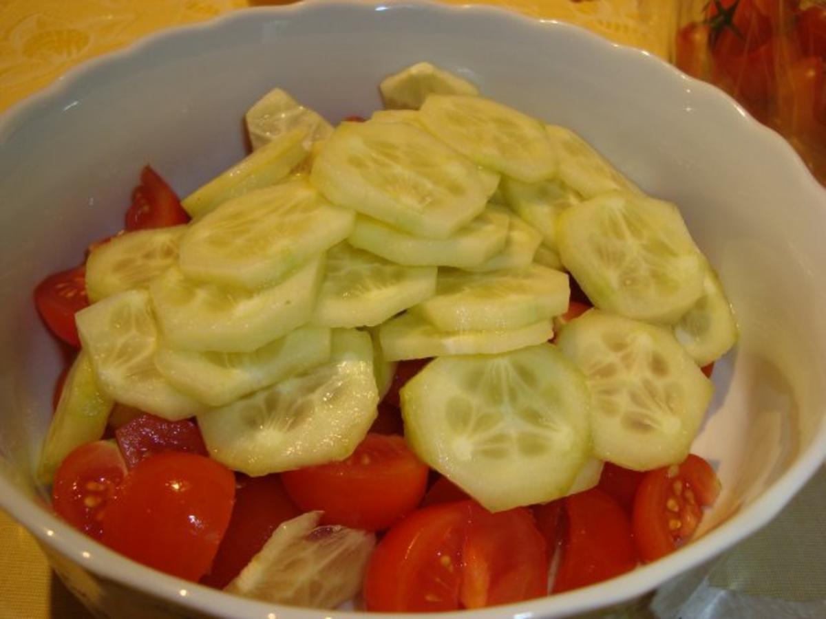Tomaten-Gurken-Salat mit Fetakäse - Rezept - Bild Nr. 3
