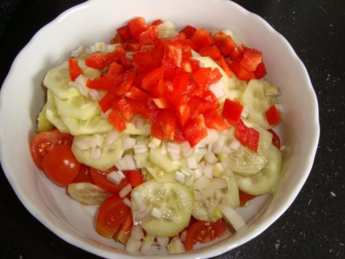 Tomaten-Gurken-Salat mit Fetakäse - Rezept - Bild Nr. 4