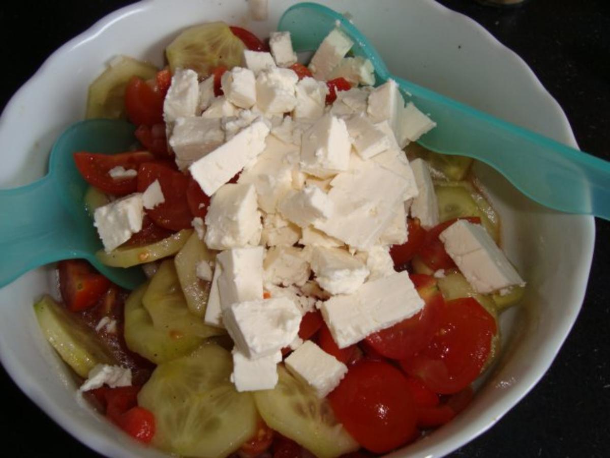 Tomaten-Gurken-Salat mit Fetakäse - Rezept - Bild Nr. 5