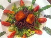 Sommerlicher Salat mit Rind an gebackenen Schafskäse - Rezept